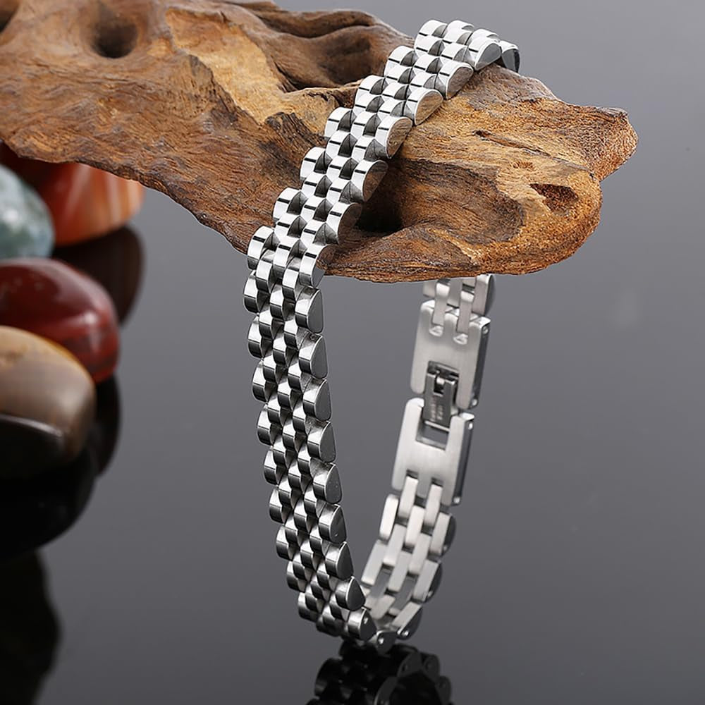 Silver clasp detail on Manly Mania Core Bracelet – Secure mens bracelet with Cartier-inspired design